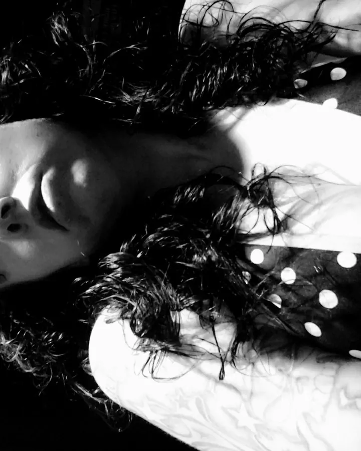 Femme en noir et blanc, décolleté, regard levé, lumière contrastée