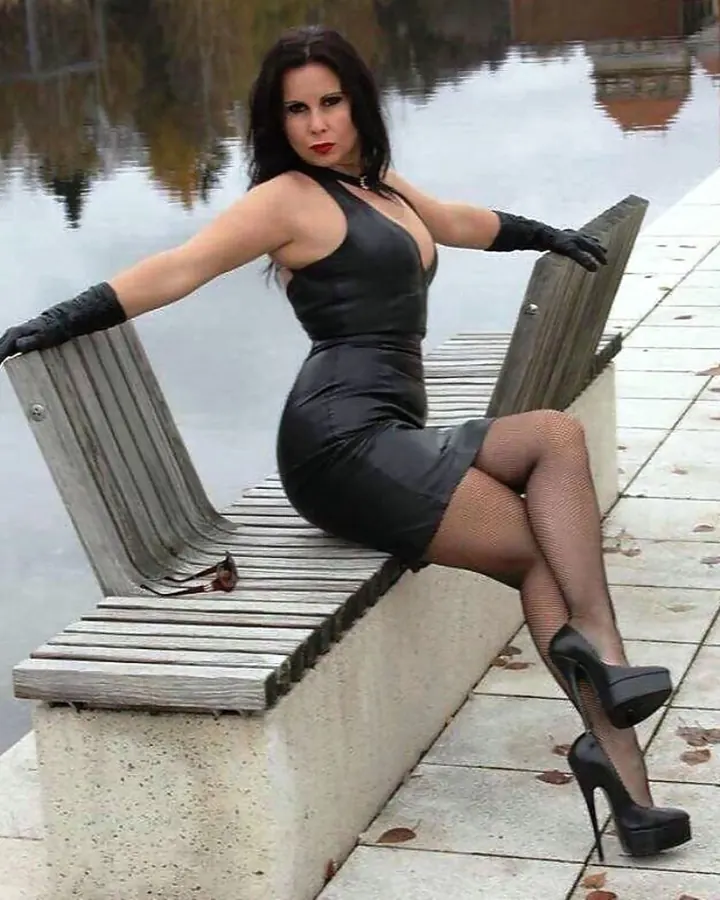 Femme en tenue blanche, posant près d'une piscine