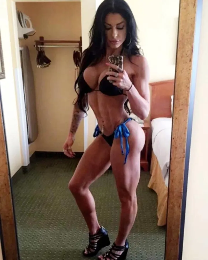 Femme aux cheveux foncés en bikini rouge, assise au bord d'une piscine